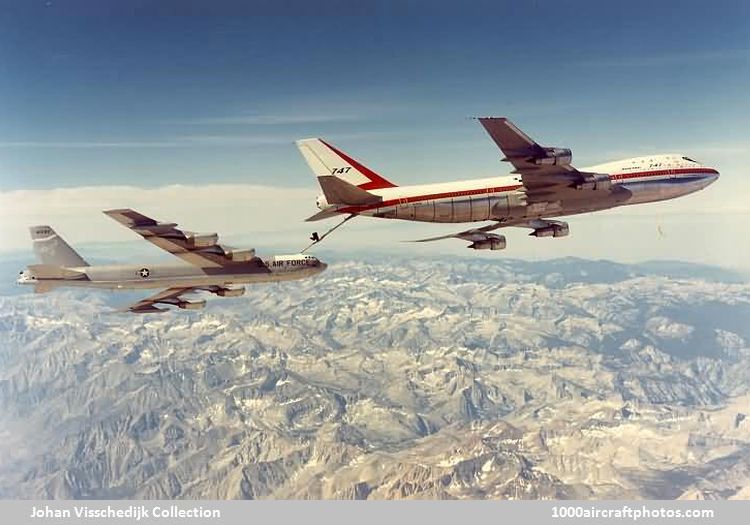 Boeing 747-121 and Boeing 464-253 B-52G Stratofrotress