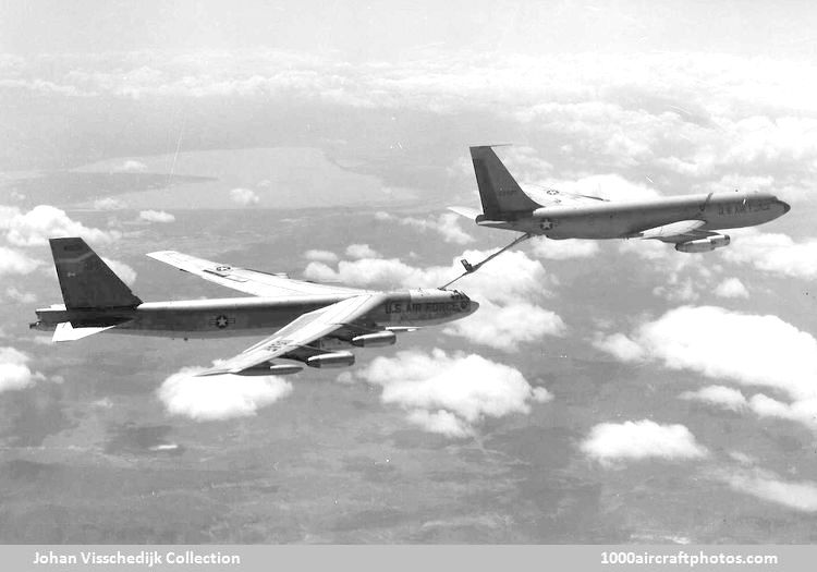 Boeing 464-253 B-52G Stratofrotress and Boeing 717-100A KC-135A Stratotanker
