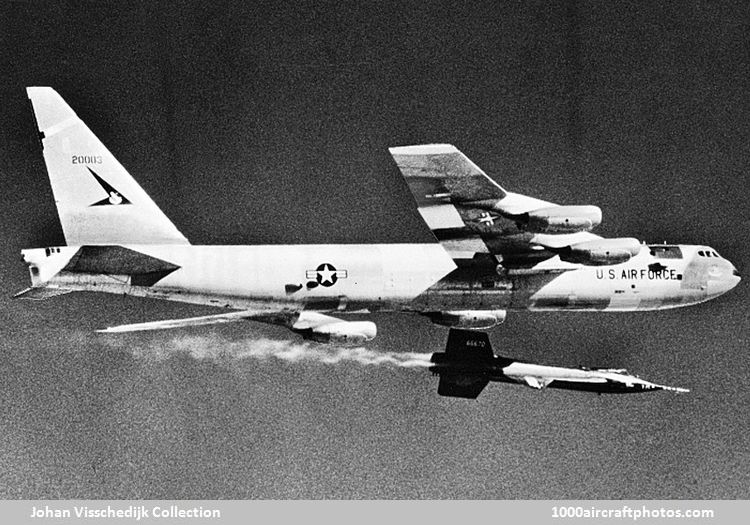 Boeing 464-201-0 NB-52A Stratofortress & North American NA-240 X-15